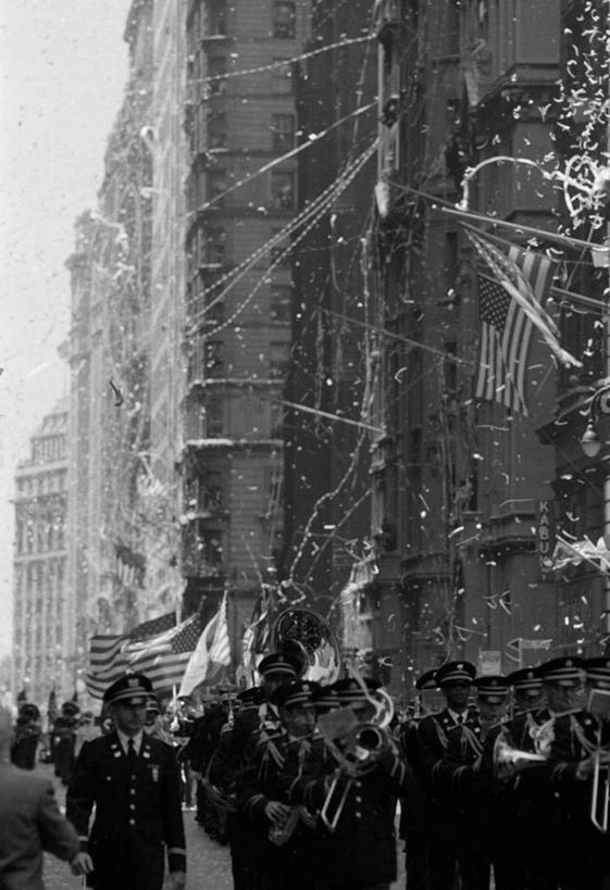 成年人,竖图,黑白,室外,白天,制服,城市,建筑,摩天大楼,纽约,美国,表演,庆祝,装饰,乐器,小号,许多人,古典,一群人,美国国旗,摄影,游行,美国文化,纽约州,五彩纸屑