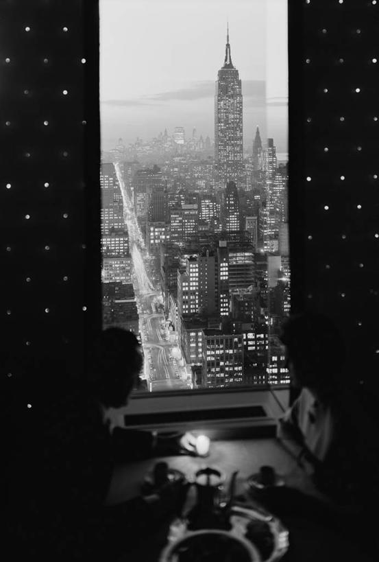 成年人,两个人,坐,竖图,黑白,室内,夜晚,度假,美景,窗户,桌子,城市风光,城市,建筑,街道,摩天大楼,纽约,美国,景观,古典,娱乐,享受,休闲,面对面,景色,放松,摄影,照亮,纽约州,男人,女人,半身,餐馆