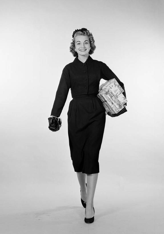 西方人,成年人,一个人,微笑,竖图,黑白,正面,骄傲,信心,欧洲,欧洲人,仅一个年轻女性,仅一个女性,仅一个人,头饰,休闲装,盒子,放松,摄影,手包,高雅,享乐,运送,肖像,苗条,年轻女性,女人,女性,白种人,年轻人,步行,彩图,影棚拍摄,美人