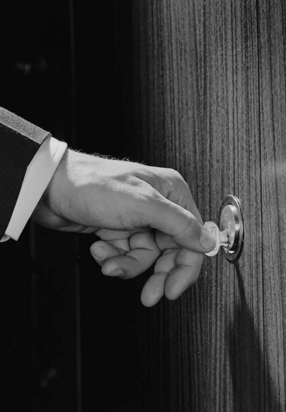 西方人,成年人,手,一个人,竖图,黑白,室内,特写,侧面,安全,门,欧洲,美国,欧洲人,仅一个男性,钥匙,古典,拿着,锁,一个,人体,摄影,单个,保护,部分,上锁,白种人,彩图