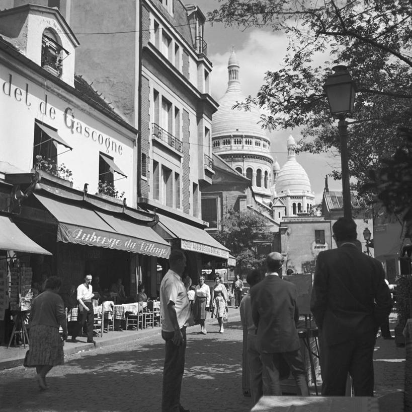 横图,方图,黑白,室外,白天,旅游,城市,道路,街道,路,公路,法国,巴黎,行人,游客,游人,人行道,交通,首都,路人,旅客,摄影,法国文化,过客,马路,步行