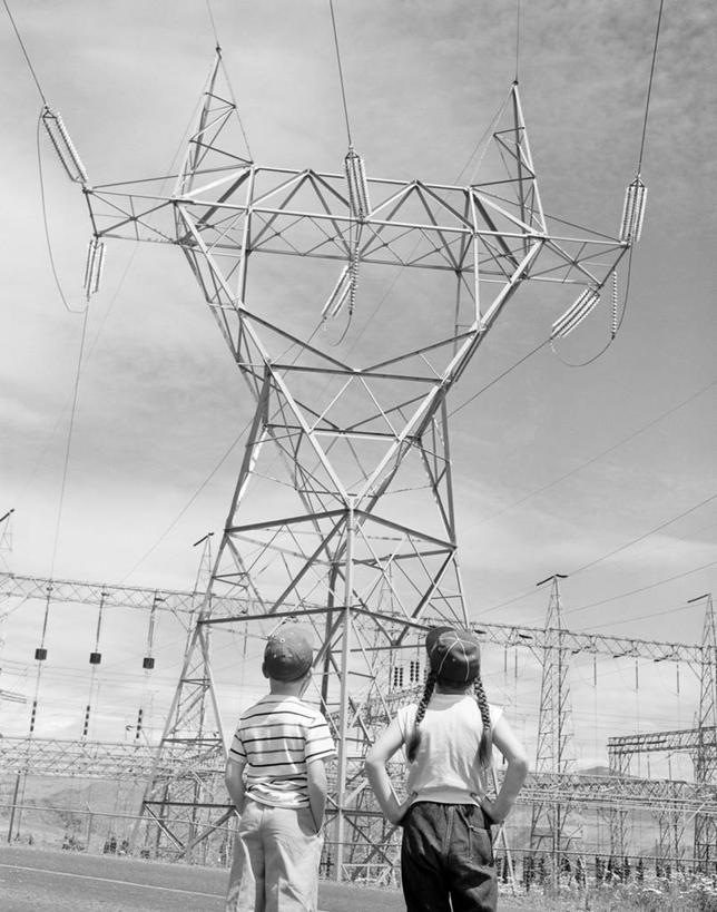 儿童,两个人,竖图,黑白,室外,白天,仰视,纯洁,美国,电缆,小孩,背面,向上看,思考,可爱,童年,童趣,摄影,能源,电,比例,童真,烂漫,无邪,华盛顿州,西雅图,天真,男孩,女孩,孩子,彩图,低角度拍摄,输电塔,好奇心,变电所,高压变压器