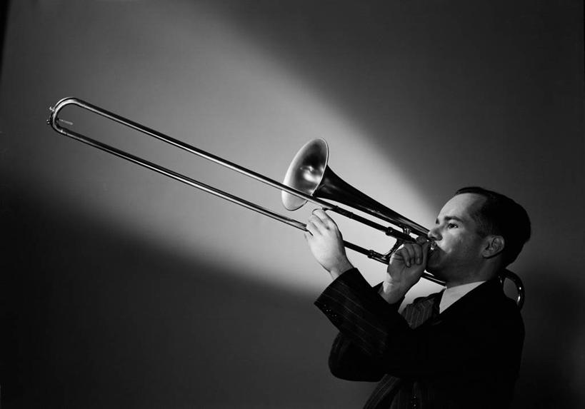 西方人,成年人,中年人,脸,头,脸颊,一个人,横图,黑白,欧洲,欧洲人,仅一个男性,仅一个人,仅一个中年男性,表演,套装,长号,小号,音乐,肩膀,摄影,逆光,音乐人,男人,男性,中年男性,白种人,头部,脸部,脸蛋,面部,影棚拍摄