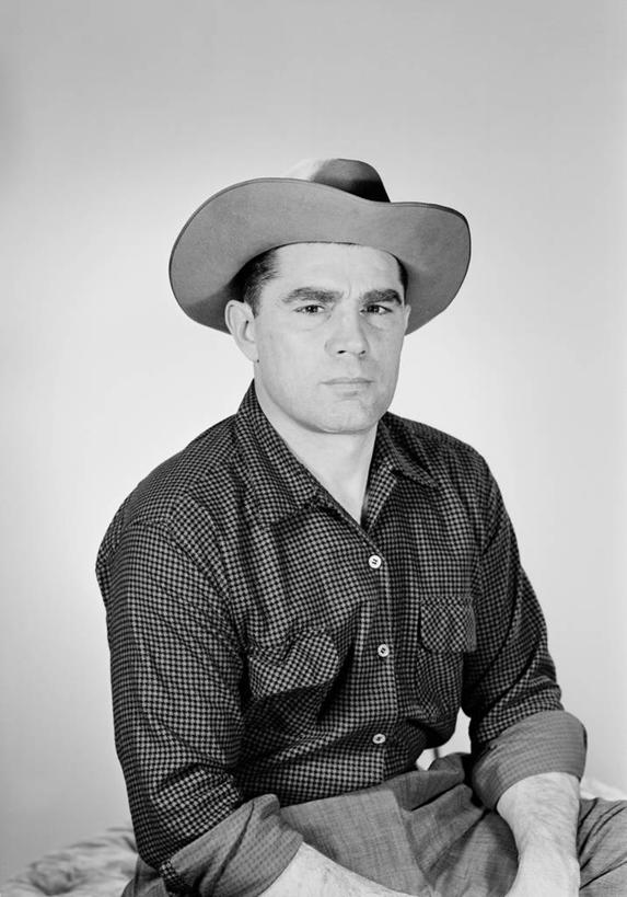 西方人,成年人,中年人,一个人,牛仔,竖图,黑白,白色背景,衬衫,信心,欧洲,欧洲人,仅一个男性,仅一个人,仅一个中年男性,牛仔帽,摄影,肖像,男人,男性,中年男性,白种人,半身,影棚拍摄