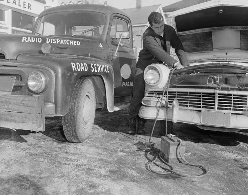 成年人,一个人,横图,黑白,室外,白天,汽车,美国,仅一个男性,仅一个人,工作,仅一个年轻男性,发动机,运输,摄影,加油站,修理,英文字母,技能,男人,男性,年轻男性,年轻人,风帽,机械工人,汽车抛锚