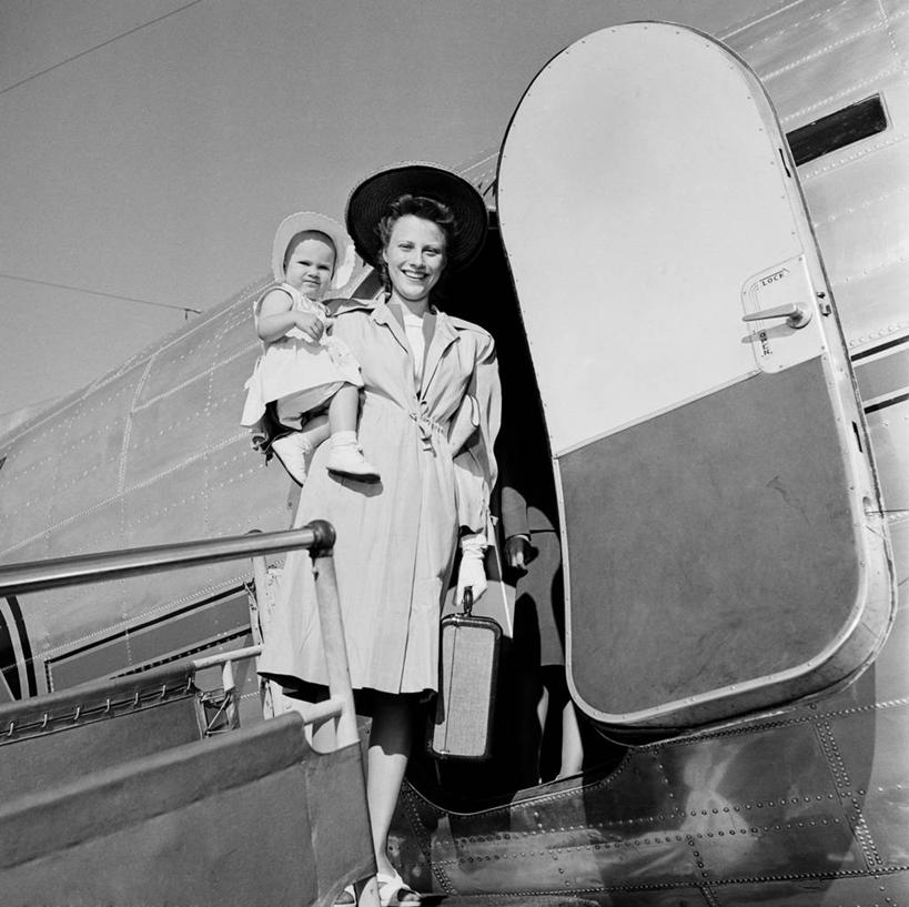 婴儿,儿童,成年人,两个人,家庭,母亲,女儿,站,微笑,横图,方图,黑白,室外,白天,旅游,快乐,纯洁,旅途,飞机,美国,乘客,门口,交通,拿着,航空,小孩,交通工具,下车,温暖,温馨,一家人,可爱,运输,摄影,活泼,离开,英文字母,和睦,客机,享乐,抵达,载具,宝宝,肖像,上车,纯真,烂漫,无邪,伶俐,天真,年轻女性,女性,孩子,年轻人,旅行,融洽,商务机