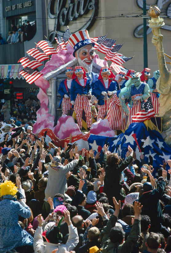 成年人,竖图,室外,白天,快乐,美国,庆祝,装饰,挥手,车,交通工具,美国国旗,摄影,彩车,华丽,修饰,点缀,载具,游行,群众,美国文化,路易斯安那州,山姆大叔,爱国主义,衬托,美观,雅致,雅观,男人,女人,彩图