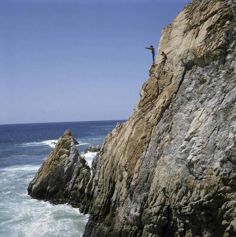 两个人,跳,竖图,方图,室外,白天,旅游,度假,风险,海洋,墨西哥,朦胧,模糊,水平线,悬崖,摄影,拉丁美洲,岩层,万里无云,勇气,阿卡普尔科,岩石,彩图