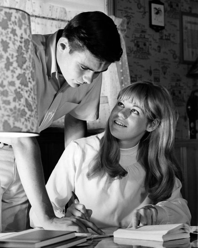 少年,一个人,两个人,家庭,学生,站,坐,微笑,竖图,黑白,室内,白天,智慧,合作,团队,美国,仅一个男性,仅一个年轻女性,仅一个女性,仅一个人,学习,教育,休闲装,仅一个年轻男性,教科书,家庭作业,温暖,温馨,一家人,调情,放松,摄影,和睦,知识,享乐,男人,男性,年轻男性,年轻女性,女人,女性,书,半身,融洽