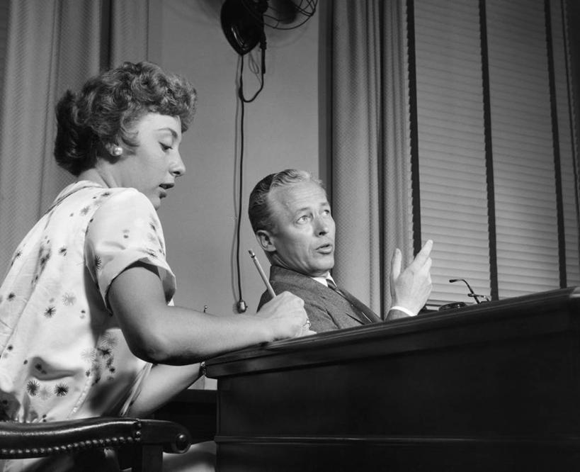 成年人,中年人,老年人,脸,头,脸颊,两个人,商务人士,秘书,商务男性,办公室,坐,横图,黑白,室内,衬衫,商务,美国,写,套装,图像,书桌,肩膀,笔记本,铅笔,摄影,企业,公司,商务装,工薪阶层,老年男性,中年女性,头部,脸部,脸蛋,面部,白领,上班族,说话,衬衣