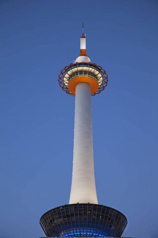 无人,竖图,室外,仰视,度假,建筑,酒店,日本,亚洲,日本文化,塔,现代,黄昏,地标建筑,摄影,京都府,华贵,东亚,本州,万里无云,无线电通信塔,本州岛,日本国,近畿地方,近畿,京都塔,彩图,低角度拍摄