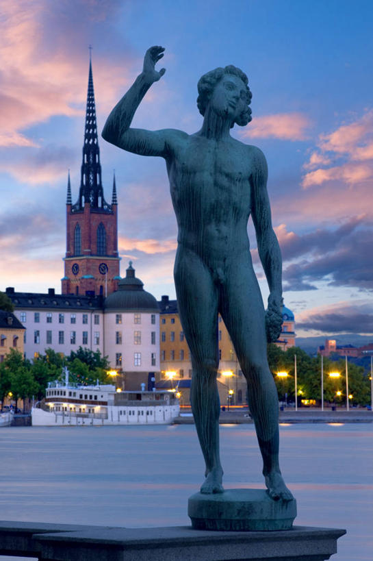 无人,教堂,码头,竖图,室外,湖,日落,水,城市,港口,建筑,船,雕塑,瑞典,节日,标志,雕像,符号,云,塔,尖顶,首都,文化,标识,天空,黄昏,祈祷,健康,许愿,运输,摄影,宗教,信仰,纪念,祈求,照亮,政府大楼,基督教,宗教建筑,天主教,斯德哥尔摩,市政厅,政府,性别符号,斯德哥尔摩市政厅,灵性,平安,彩图,旅行,摆渡口,埠头,渡口,渡头,港湾,海港,货运码头,口岸,商港,老城,男性符号