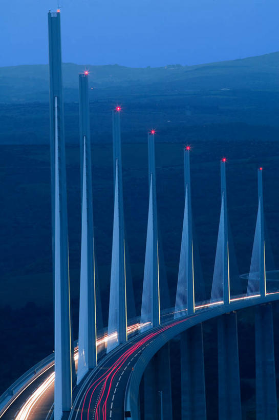 无人,竖图,俯视,室外,长时间曝光,日落,山,建筑,路,公路,照明,法国,欧洲,一排,整齐,斜拉桥,桥,交通,山谷,联系,灯,排列,蓝色,黄昏,灯具,地标建筑,运输,摄影,尾灯,照亮,工程,照明设备,西欧,地中海文化,队列,法兰西,高架桥,法国文化,前照灯,前大灯,万里无云,法兰西共和国,车前灯,法兰西第五共和国,朗格多克.鲁西永,朗格多克.鲁西永大区,塔恩河,彩图,高角度拍摄