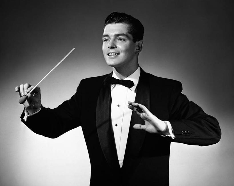 西方人,成年人,一个人,微笑,横图,黑白,室内,幸福,欧洲,欧洲人,仅一个男性,仅一个人,正装,领结,指挥棒,音乐,仅一个年轻男性,摄影,指导,控制,音乐人,技能,男人,男性,年轻男性,白种人,年轻人,半身