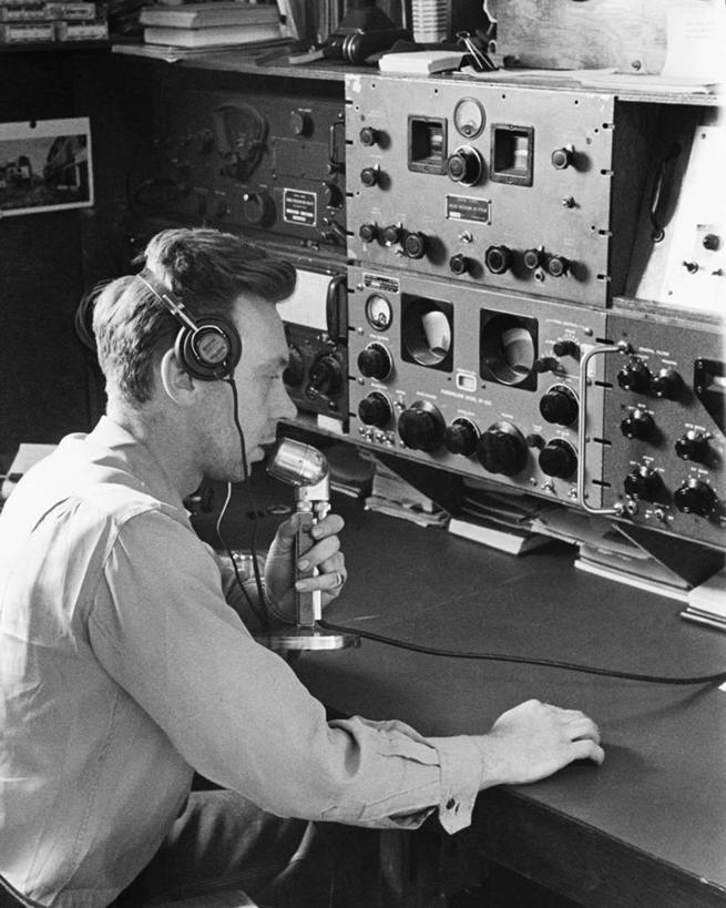 西方人,成年人,一个人,坐,打电话,竖图,黑白,室内,特写,通讯,技术,车站,欧洲,欧洲人,仅一个男性,仅一个人,工作,联系,休闲装,仅一个年轻男性,耳麦,收音机,职业,摄影,麦克风,传播,主持人,播音室,男人,男性,年轻男性,白种人,年轻人,说话,半身,策骑者,骑师,赛马骑师