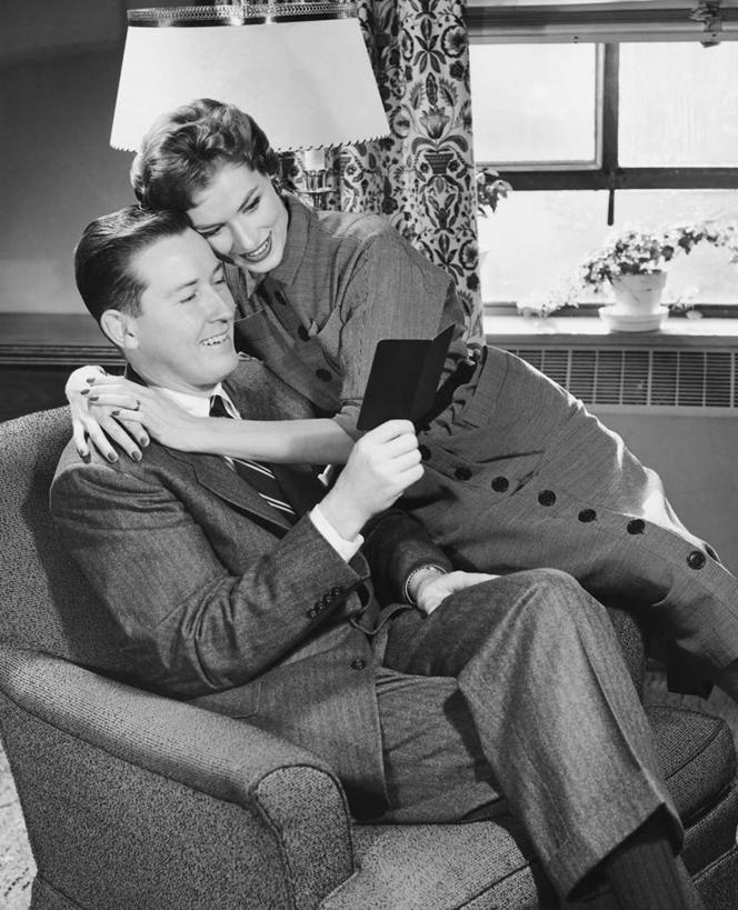 西方人,成年人,中年人,老年人,腿,头发,两个人,银行,坐,微笑,竖图,黑白,室内,衬衫,满意,幸福,窗户,花瓶,欧洲,欧洲人,连接,套装,正装,树荫,领带,二郎腿,注视,灯,花,一个,灯罩,观察,看,金融,人体,摄影,单个,观看,矮,存折,察看,扶手椅,关注,文档,老年女性,男人,女人,中年男性,中年女性,白种人,书,拥抱,爱,伴侣,短发