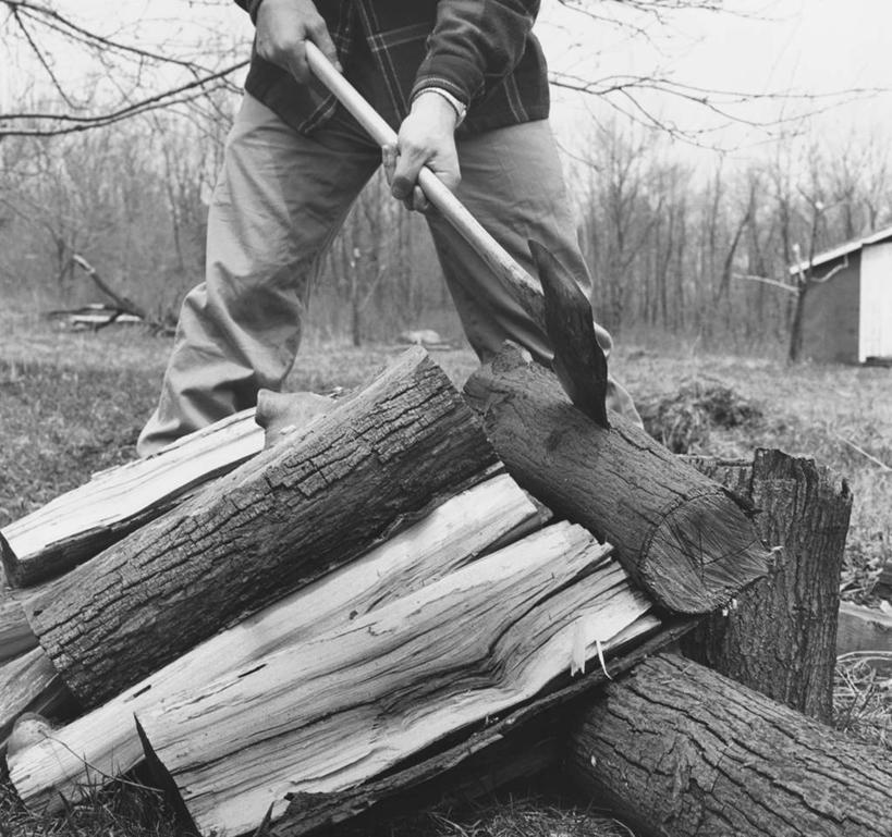 成年人,一个人,横图,黑白,室外,白天,仅一个男性,朦胧,模糊,工作,工具,木材,休闲装,力量,击打,工业,摄影,活动,动作,圆木,努力,斯普利特,男人,柴火,斧