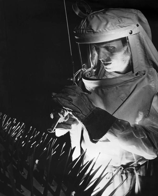 一个人,工厂,竖图,黑白,室内,特写,工作服,制服,安全,防护,注视,观察,看,职业,工业,摄影,观看,保护,察看,专心,关注,面罩,保险,防护服,保全,周全,安稳,安定,工作制服,技能,平安,男性,清洗,半身,工作套服