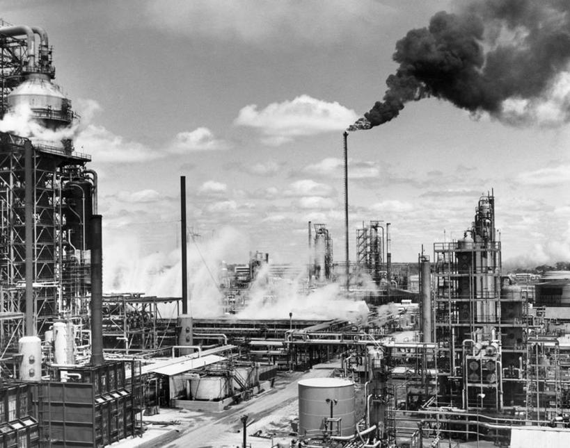 无人,工厂,横图,黑白,室外,白天,烟囱,美国,环保,金属,云,天空,烟,储油罐,炼油厂,工业,排放,摄影,能源,环境,污染,回收,资源,石油工业,北美,利用,低碳,循环,路易斯安那州,持续,空气污染,制造厂,生产工厂