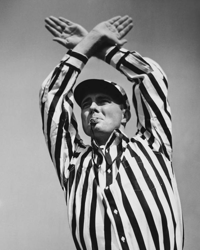 西方人,成年人,中年人,老年人,一个人,运动员,举,竖图,黑白,室外,白天,衬衫,通讯,运动,竞争,欧洲,欧洲人,仅一个男性,裁判,条纹,时间,棒球帽,竞技运动,衣领,天空,打开,手势,托,休息,鸭舌帽,决定,人体,摄影,权威,口哨,开启,棒球服,队服,万里无云,美式足球,老年男性,男人,中年男性,白种人,手臂,体育运动员,运动选手,举起,举手,举着,向上举,向上伸,向上托,半身,打手势,开领