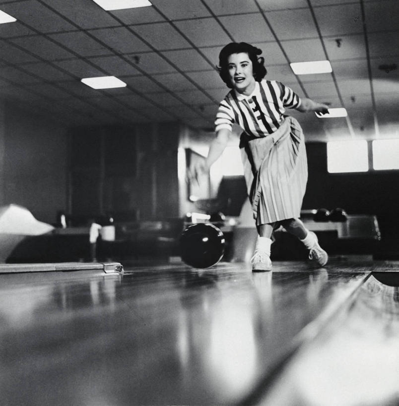 西方人,成年人,嘴,头发,一个人,举,微笑,竖图,黑白,室内,运动模糊,仰视,裙子,运动鞋,运动,保龄球,鞋子,欧洲,欧洲人,仅一个年轻女性,仅一个女性,仅一个人,伸展,弯腰,服装,反射,光线,保龄球馆,保龄球球瓶,光芒,俯身,休闲装,设备,球道,球,物品,衣服,黑色,打开,托,张嘴,平衡,翻滚,伸手,人体,角度,摄影,服饰,活动,矮,动作,享乐,开启,敏捷,衣着,穿着,体育器械,努力,球馆,挑战,张大嘴巴,保龄球道,衣饰,技能,年轻女性,女人,女性,白种人,年轻人,手臂,口,口腔,嘴巴,嘴唇,张开嘴,休闲活动,举起,举手,举着,扔,向上举,向上伸,向上托,张开手臂,彩图,低角度拍摄,保龄球鞋,短发