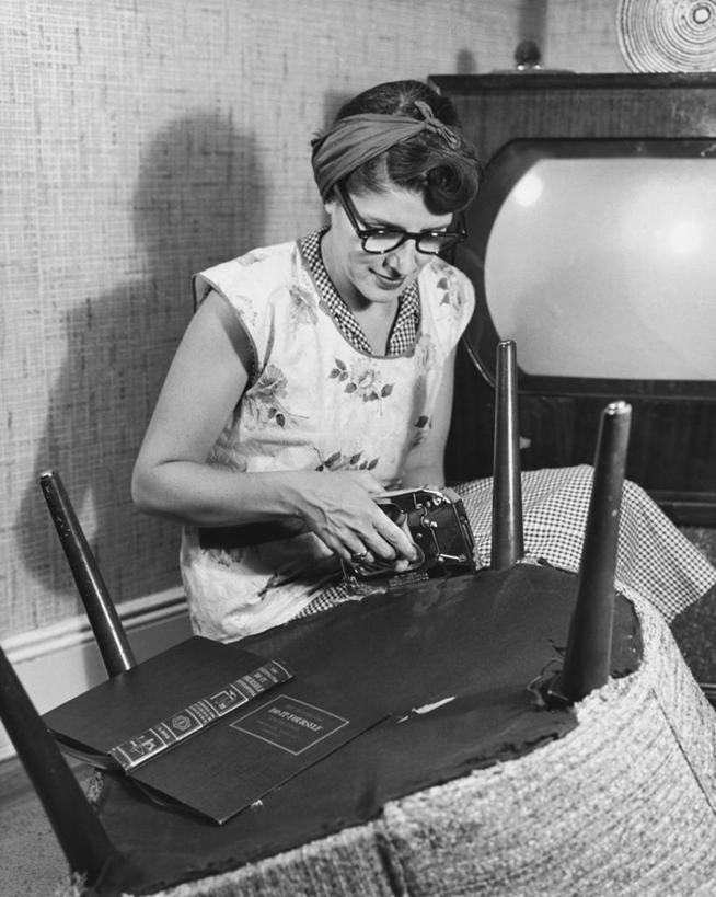 西方人,中年人,老年人,一个人,家庭,坐,竖图,黑白,室内,家务,技术,装修,椅子,欧洲,欧洲人,阴影,眼镜,注视,观察,看,温暖,温馨,一家人,摄影,生活方式,观看,修理,和睦,察看,专心,准确,关注,射钉枪,女性,白种人,电视机,半身,融洽,短发,改进