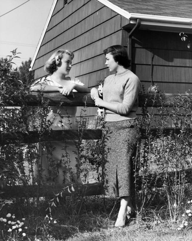 西方人,成年人,头发,一个人,两个人,邻居,说,竖图,黑白,室外,白天,毛衣,裙子,讨论,友谊,植物,欧洲,欧洲人,仅一个年轻女性,仅一个女性,仅一个人,房屋,篱笆,休闲装,草,黑色,面对面,摄影,活动,住房,交流,年轻女性,女人,女性,白种人,年轻人,休闲活动,沟通,讲话,交谈,商讨,说话,谈话