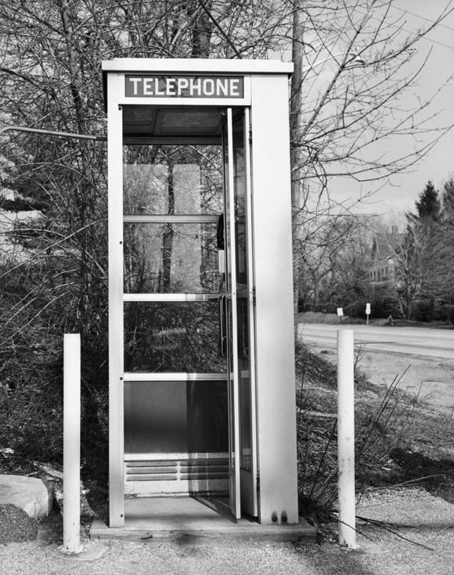 无人,竖图,黑白,室外,白天,通讯,技术,树林,门,路,文字,联系,杆,电话亭,树,天空,摄影,英文字母,信函,大写字母,电话机,座机