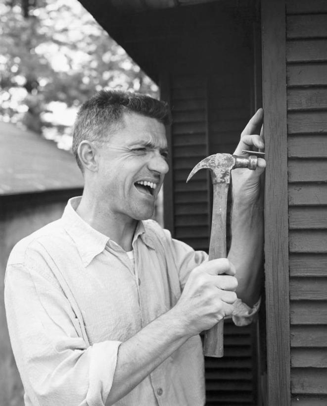 西方人,成年人,中年人,老年人,眼睛,嘴,拇指,一个人,竖图,黑白,室外,特写,白天,衬衫,装修,建筑,欧洲,欧洲人,瞳孔,仅一个男性,木制,锤子,钉子,房屋,大喊,休闲装,衣领,打开,张嘴,击打,卷起,人体,眼部,摄影,建造,活动,修理,袖子,住房,开启,痛苦,问题,张大嘴巴,老年男性,男人,中年男性,白种人,口,口腔,眼,嘴巴,嘴唇,张开嘴,休闲活动,闭着眼睛,半身,对焦,开领,改进