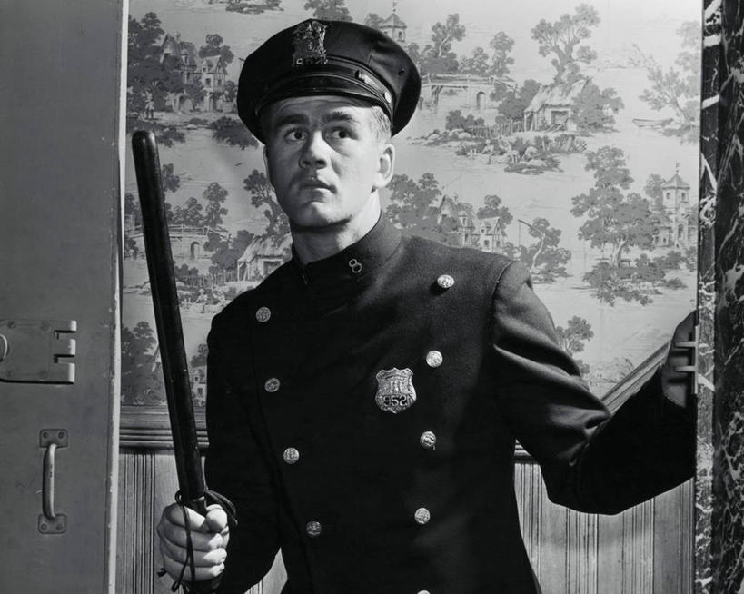 西方人,成年人,中年人,老年人,一个人,横图,室外,特写,白天,风险,安全,门,欧洲,欧洲人,仅一个男性,棍子,房屋,鸭舌帽,力量,摄影,保护,权威,住房,警官,警服,警棍,机敏,勇气,英雄,责任,危险,老年男性,男人,中年男性,白种人,半身,彩图,法律