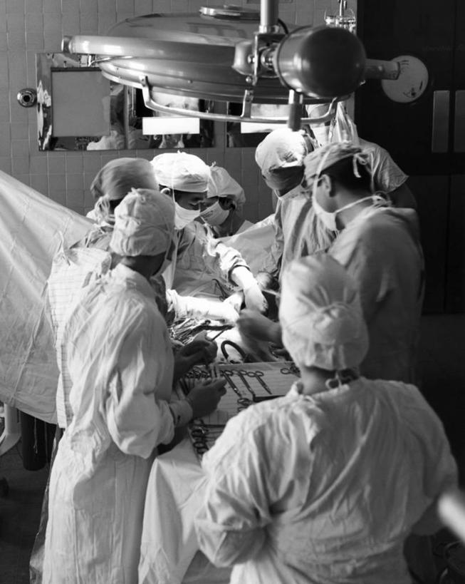 人群,医生,病人,医院,竖图,黑白,室内,工作服,制服,安全,团队,朦胧,模糊,分离,防护,过滤,分开,背面,口罩,手套,医护人员,医疗人员,隔断,遮掩,摄影,保护,隔离,手术,卫生,手术室,手术灯,专心,掩盖,遮挡,照明设备,关爱,净化,间隔,医疗器械,保险,防护服,预防,遮盖,防尘,外科医生,手术帽,保全,周全,安稳,安定,防护手套,掩饰,断绝,隔开,屏蔽,屏绝,远离,中断,阻遏,阻隔,工作制服,责任,紧迫,技能,手术器械,平安,男性,大夫,半身,工作套服,手术衣,急诊医学