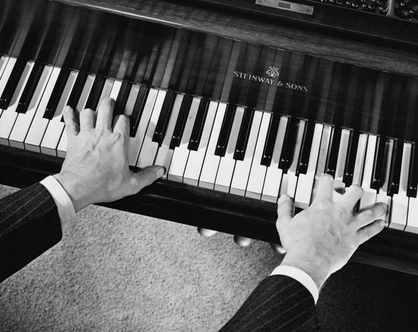 成年人,手,一个人,儿子,横图,俯视,黑白,室内,仅一个男性,表演,钢琴,乐器,音乐,人体,角度,摄影,部分,键盘乐器,练习,技能,男人,高角度拍摄