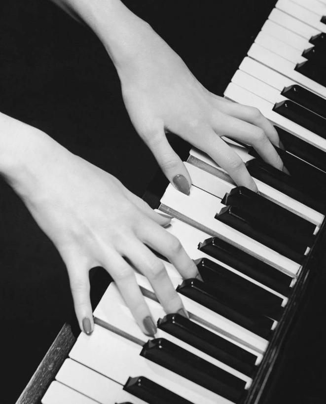 成年人,手,一个人,竖图,俯视,黑白,室内,仅一个女性,表演,钢琴,乐器,音乐,人体,角度,摄影,部分,键盘乐器,练习,技能,女人,高角度拍摄