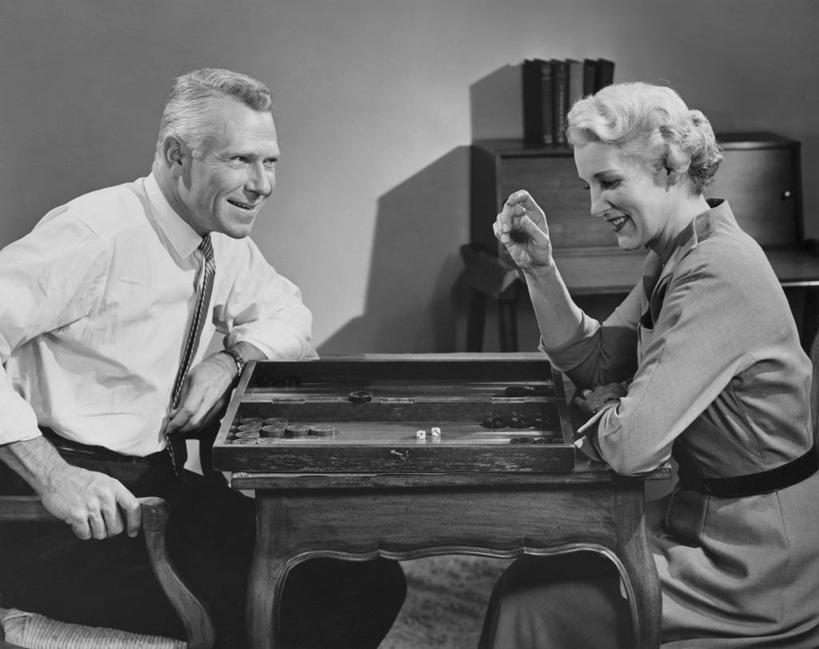 西方人,成年人,老年人,两个人,坐,微笑,横图,黑白,室内,衬衫,幸福,桌子,欧洲,欧洲人,正装,骰子,领带,注视,观察,看,调情,摄影,生活方式,观看,察看,退休,扶手椅,关注,双陆棋,策略,老年男性,老年女性,男人,男性,女人,女性,白种人,休闲活动