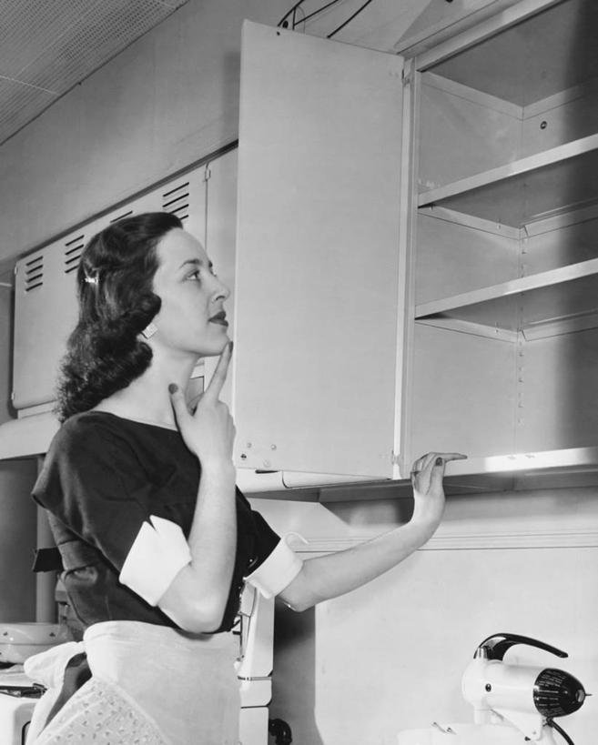 西方人,一个人,家庭,竖图,黑白,室内,柜子,欧洲,欧洲人,撑,围裙,托腮,架子,打开,托,思考,温暖,温馨,一家人,决定,摄影,和睦,开启,托下巴,选择,女性,白种人,年轻人,半身,融洽