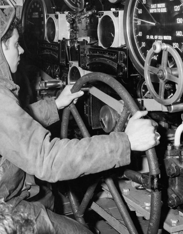 西方人,成年人,一个人,学生,竖图,黑白,室外,白天,船,欧洲,欧洲人,仅一个男性,仅一个人,军事,仅一个年轻男性,车轮,船尾,摄影,控制,操作,知识,军服,驾车,潜水艇,控制室,男人,男性,年轻男性,白种人,年轻人