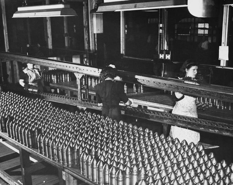 成年人,三个人,人群,工厂,横图,黑白,室内,生产线,许多,丰富,检查,军事,金属,很多,古典,历史,背面,职业,武器,战争,工业,摄影,制造,第二次世界大战,爱国主义,军火,危险,女人,过去,国防工业