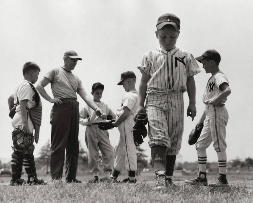 西方人,儿童,成年人,中年人,老年人,人群,同事,棒球运动员,运动场,横图,室外,白天,纯洁,寂寞,拒绝,成功,运动,合作,团队,集体,信心,竞争,棒球,欧洲,欧洲人,条纹,小的,棒球场,棒球帽,棒球手套,球场,竞技运动,古典,接球手,投手,注视,休闲装,场地,队伍,草,小孩,天空,观察,教,看,教练,鸭舌帽,可爱,童年,童趣,摄影,观看,失望,年龄,察看,领导,成就,关注,运送,棒球服,合伙,领袖,挑战,童真,处罚,烂漫,无邪,美国文化,万里无云,悲哀,策略,技能,天真,老年男性,男孩,男人,中年男性,白种人,美国人,孩子,步行,说话,彩图,排除,对焦