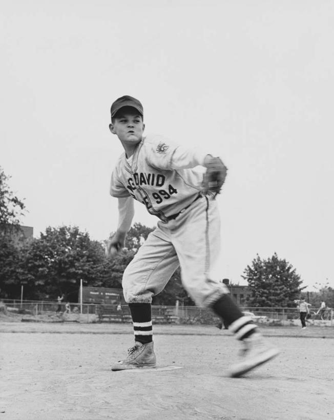 西方人,儿童,一个人,同事,棒球运动员,竖图,黑白,室外,白天,纯洁,成功,运动,合作,团队,集体,信心,棒球,欧洲,欧洲人,仅一个男性,仅一个人,棒球场,棒球帽,棒球手套,球场,竞技运动,投手,场地,队伍,小孩,仅一个小孩,活力,可爱,童年,童趣,摄影,领导,成就,棒球服,努力,合伙,领袖,挑战,童真,烂漫,无邪,万里无云,技能,天真,男孩,男人,男性,白种人,孩子,扔,男生