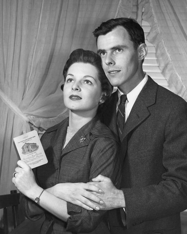 西方人,成年人,中年人,老年人,头发,两个人,微笑,竖图,黑白,室内,特写,衬衫,满意,幸福,窗帘,欧洲,欧洲人,连接,套装,正装,领带,一个,戒指,金融,摄影,单个,矮,存折,腕表,老年女性,男人,女人,中年男性,中年女性,白种人,书,拥抱,半身,爱,伴侣,短发