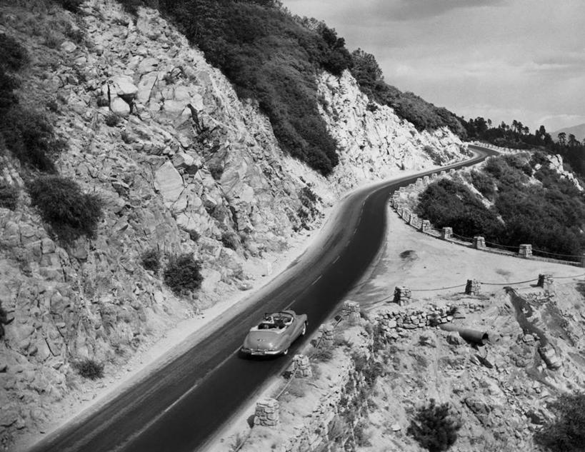 无人,横图,俯视,黑白,室外,白天,山,路,汽车,篱笆,陆地,云,高处,古典,车,树,风景,自然,敞篷车,交通工具,运输,角度,摄影,载具,老爷车,前锋,岩石,高角度拍摄