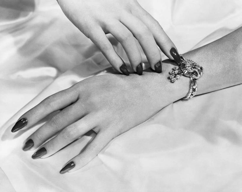手,一个人,横图,黑白,室内,特写,时尚,指甲油,手指,人体,摄影,手镯,部分,高雅,苗条,女性,触摸