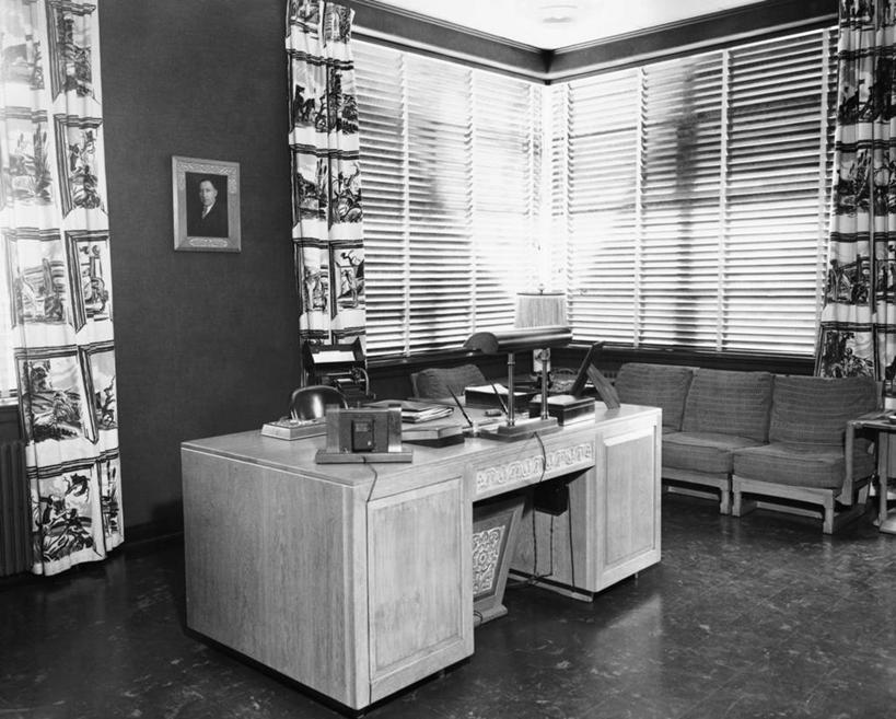 无人,办公室,横图,俯视,黑白,室内,商务,窗帘,地板,家具,沙发,相框,树荫,图像,书桌,水笔,灯,灯罩,百叶帘,角度,摄影,办公椅,企业,公司,高角度拍摄