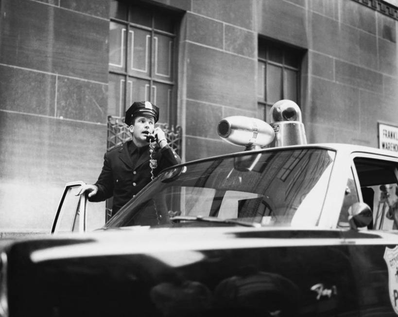 西方人,成年人,中年人,老年人,一个人,打电话,横图,黑白,室外,白天,通讯,风险,安全,城市,汽车,欧洲,欧洲人,仅一个男性,陆地,听,方向,车,交通工具,鸭舌帽,力量,运输,摄影,建造,保护,权威,载具,消息,警官,警服,勇气,英雄,责任,援救,巡逻车,老年男性,男人,中年男性,白种人,电话机,说话,半身,法律,对焦