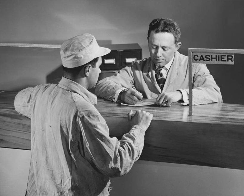 西方人,成年人,中年人,老年人,脸,头,脸颊,肩,关节,两个人,银行,微笑,横图,黑白,室内,商务,欧洲,欧洲人,写,正装,工作,注视,休闲装,顾客,肩膀,水笔,背面,观察,看,收银员,鸭舌帽,服务,金融,工业,人体,摄影,观看,支票,察看,放置,关注,老年男性,男人,中年男性,白种人,头部,脸部,脸蛋,面部,半身,客户服务代表