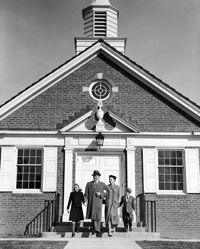 西方人,儿童,成年人,中年人,老年人,手,四个人,人群,家庭,夫妻,父母,母亲,父亲,女儿,儿子,兄弟,姐妹,教堂,栏杆,竖图,黑白,室外,白天,制服,爱情,纯洁,门,建筑,帽子,欧洲,欧洲人,阴影,正装,浪漫,外套,台阶,小孩,衣服,天空,温暖,温馨,父子,母子,一家人,恩爱,父爱,可爱,母爱,童年,童趣,人体,恋人,摄影,宗教,建造,军人,部分,年龄,和睦,放置,军装,基督教,宗教建筑,军服,童真,烂漫,无邪,壕沟,灵性,天真,老年女性,男孩,男人,男性,年轻男性,年轻女性,女孩,女人,女性,中年男性,中年女性,白种人,孩子,年轻人,夫妇,情侣,步行,手牵手,伴侣,融洽,男生