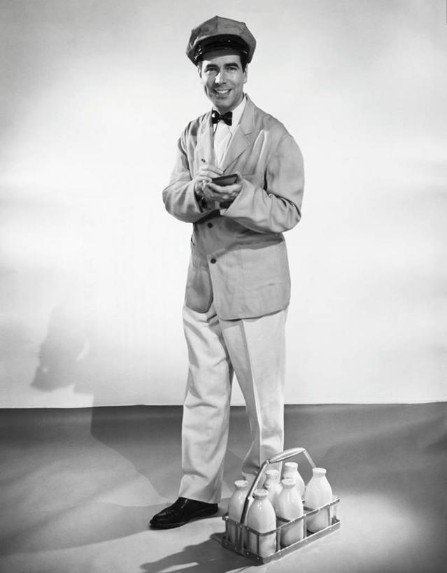 牛奶,西方人,成年人,中年人,一个人,微笑,竖图,室内,制服,商务,幸福,鞋子,欧洲,欧洲人,仅一个男性,仅一个人,仅一个中年男性,写,领结,食品,饮食,水笔,饮料,笔记本,牛奶瓶,瓶子,职业,鸭舌帽,服务,摄影,肖像,男人,男性,中年男性,白种人,送奶员,彩图,递送