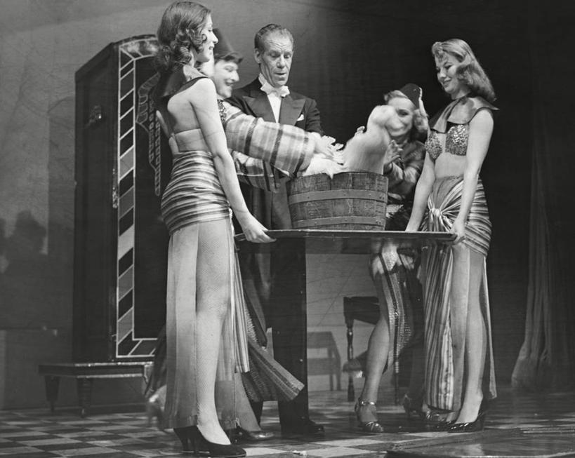 西方人,成年人,中年人,老年人,人群,魔术师,舞台,微笑,横图,室内,仰视,衬衫,神秘,信心,采摘,桌子,天鹅,帽子,鞋子,欧洲,欧洲人,五个人,表演,正装,鸟类,鸭子,领结,拿着,注视,表演者,外套,扮演,动物,观察,看,魔法,角度,摄影,观看,协助,察看,魔术,演出,关注,事件,演出服,想象,特技,技能,老年女性,男人,年轻女性,女人,中年男性,白种人,年轻人,彩图,低角度拍摄