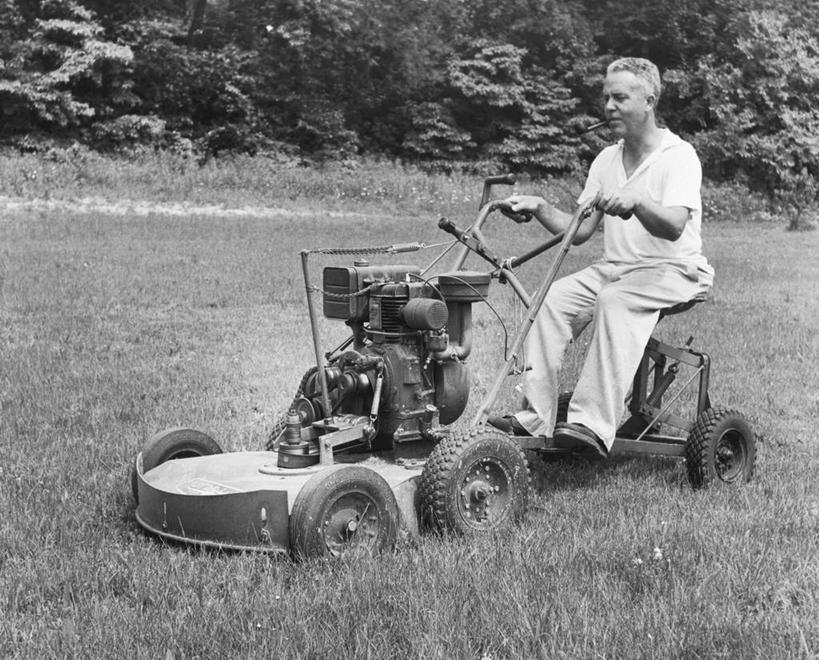 西方人,成年人,中年人,老年人,一个人,横图,黑白,室外,白天,欧洲,欧洲人,仅一个男性,仅一个人,仅一个中年男性,园艺,休闲装,草,握紧,摄影,生活方式,活动,割草机,老年男性,男人,男性,中年男性,白种人,休闲活动,割