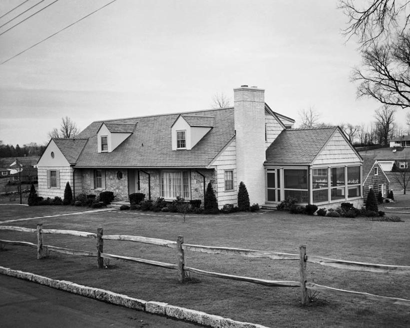 无人,横图,黑白,室外,白天,烟囱,建筑,街道,路,百叶窗,房屋,天窗,篱笆,草,树,天空,电话线,摄影,住房